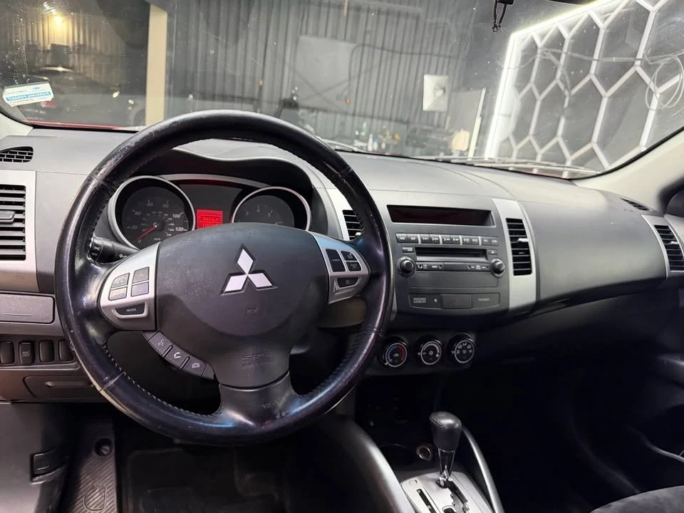 2010 Mitsubishi Outlander - Image 20 of 20