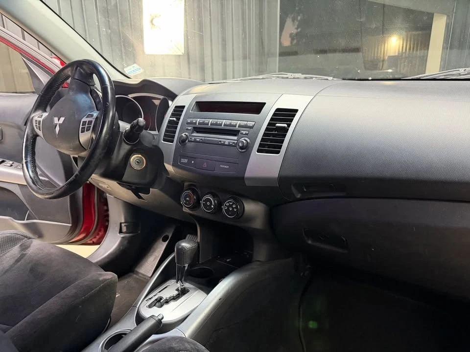 2010 Mitsubishi Outlander - Image 18 of 20