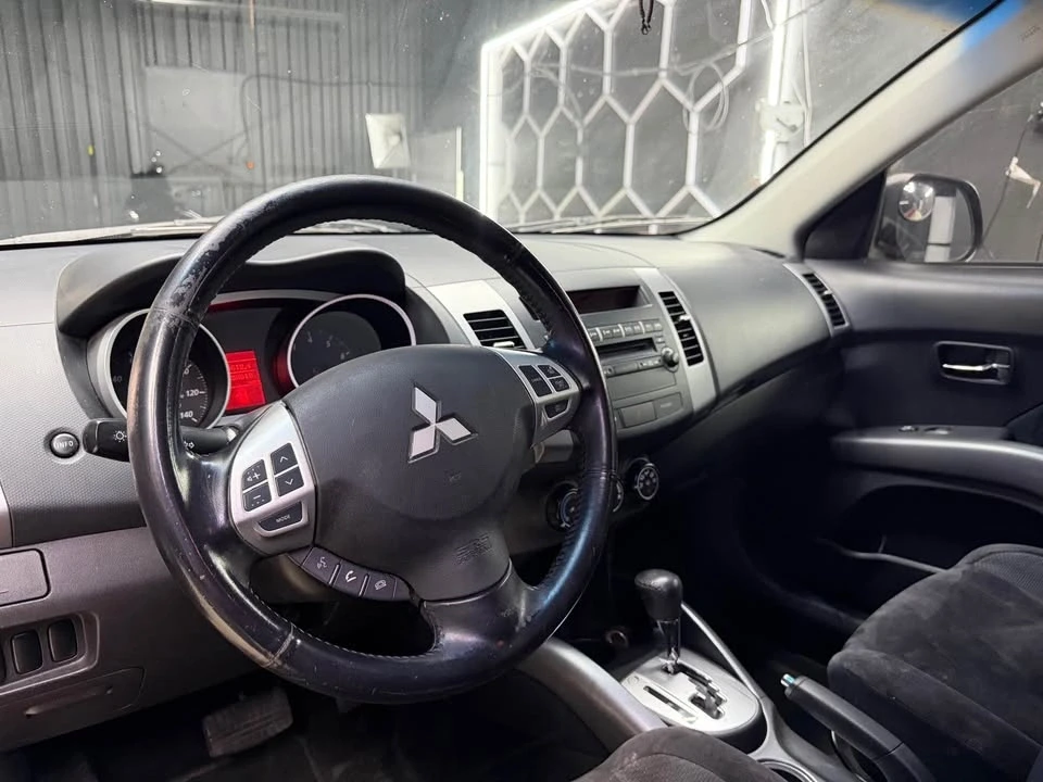 2010 Mitsubishi Outlander - Image 4 of 6