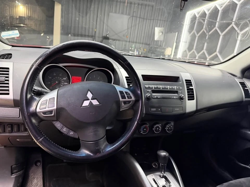 2010 Mitsubishi Outlander - Image 5 of 6