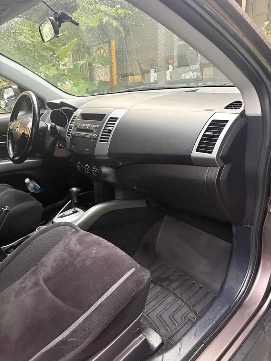 2010 Mitsubishi Outlander - Image 2 of 5