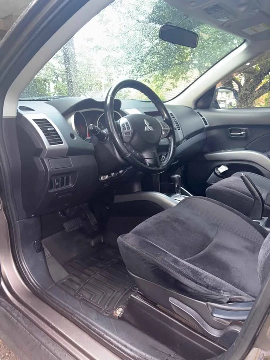 2010 Mitsubishi Outlander - Image 4 of 5