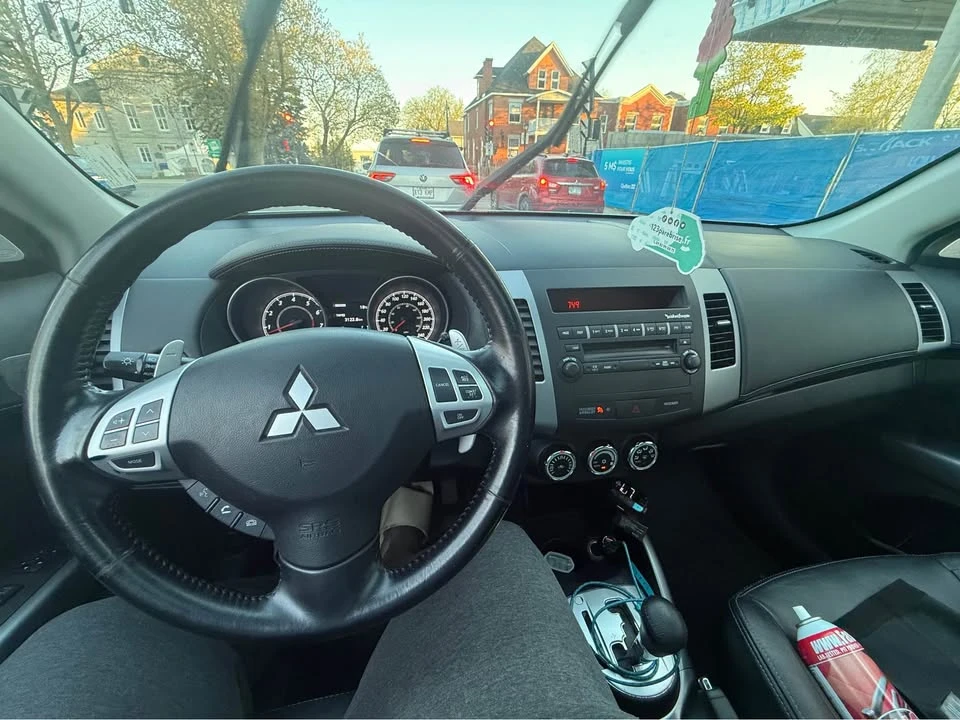 2010 Mitsubishi Outlander - Image 9 of 10