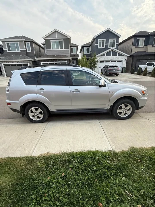 2010 Mitsubishi Outlander - Image 2 of 9
