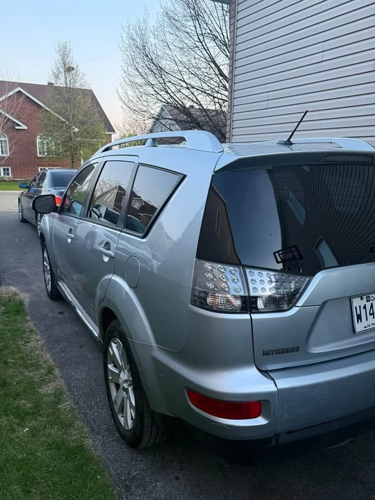2010 Mitsubishi Outlander - Image 3 of 10