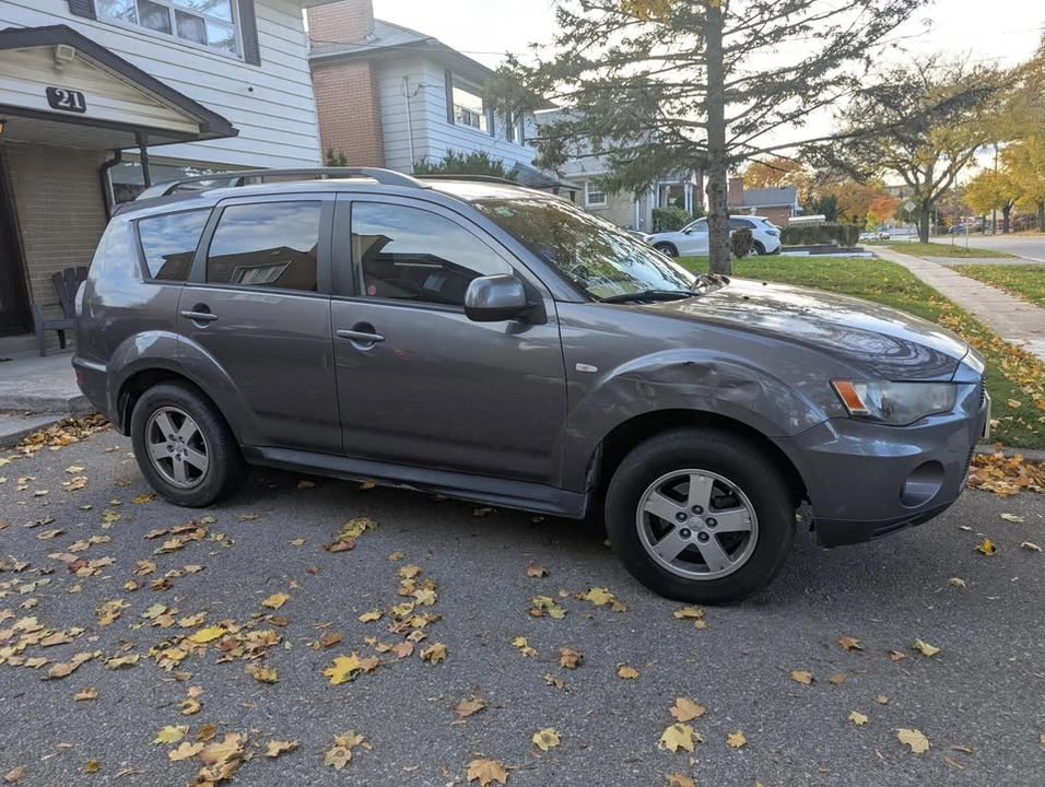 2010 Mitsubishi Outlander - Image 2 of 5