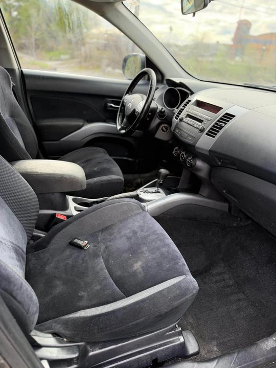 2010 Mitsubishi Outlander - Image 6 of 7