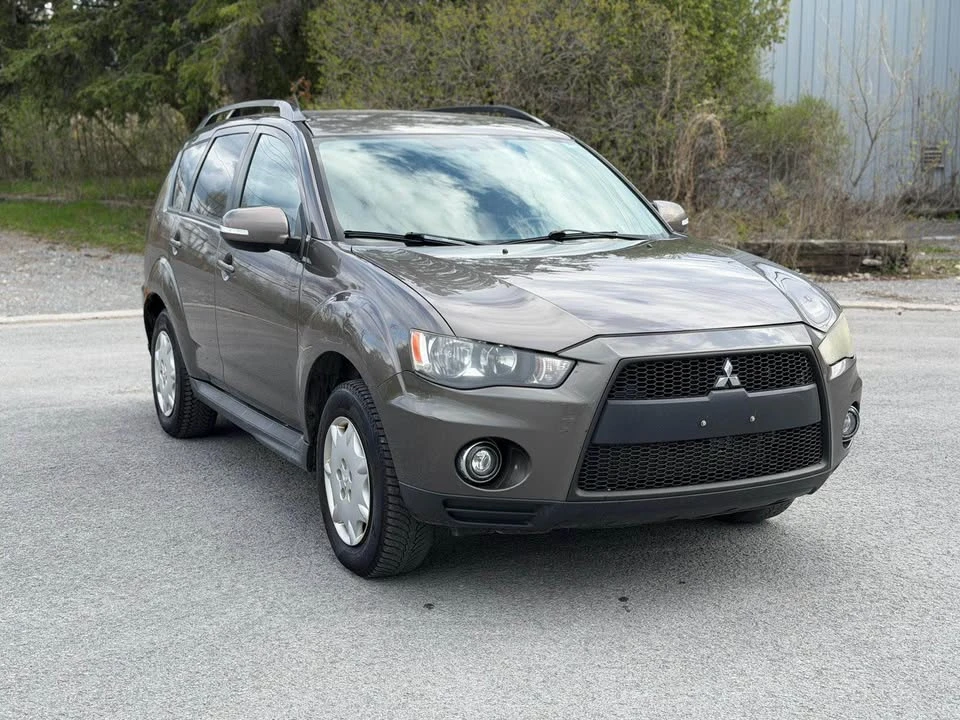 2010 Mitsubishi Outlander - Image 2 of 7