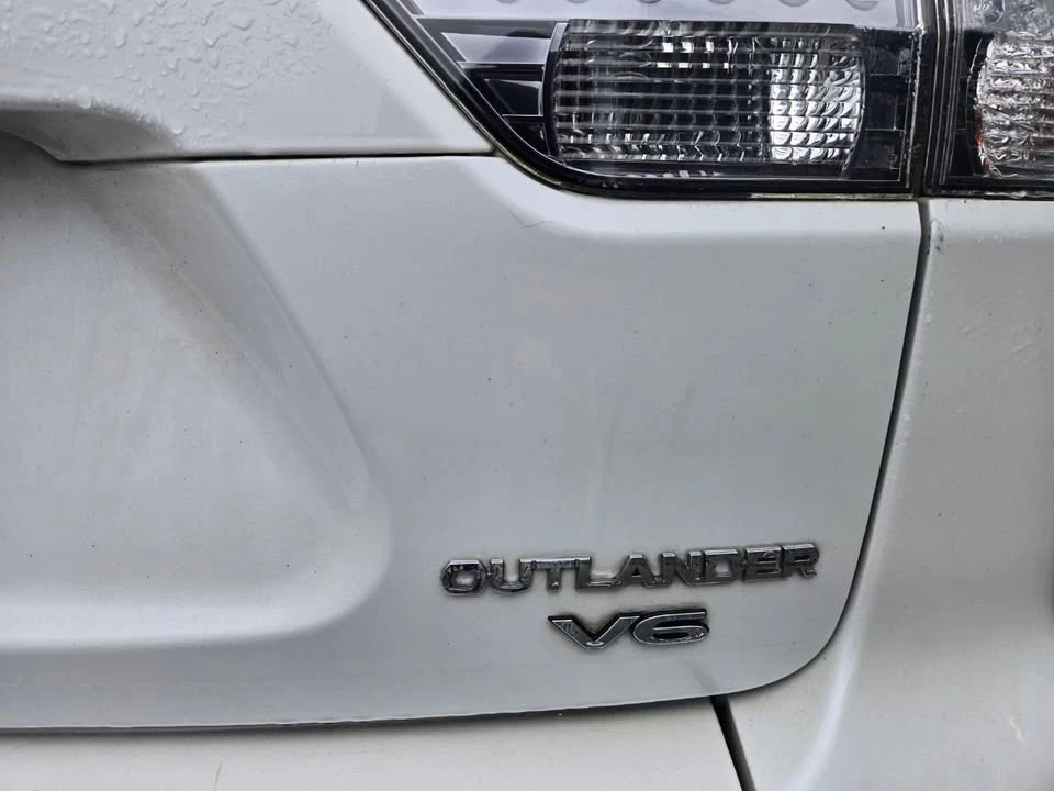 2010 Mitsubishi Outlander - Image 15 of 15