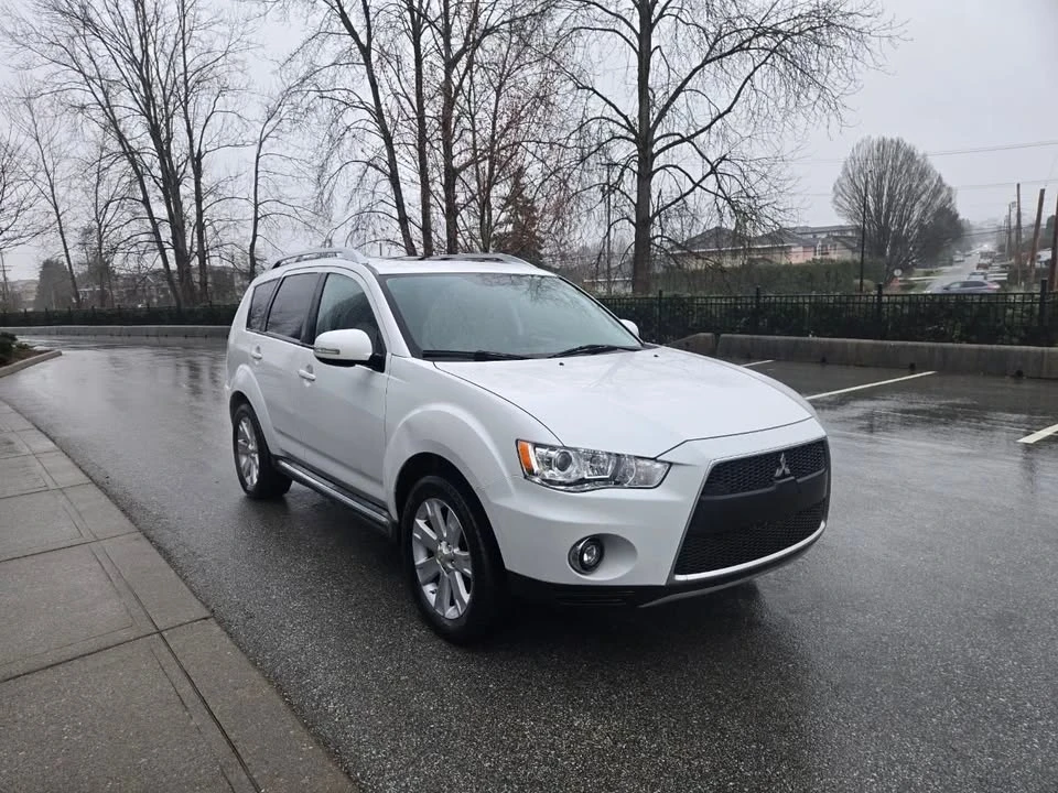 2010 Mitsubishi Outlander - Image 2 of 15