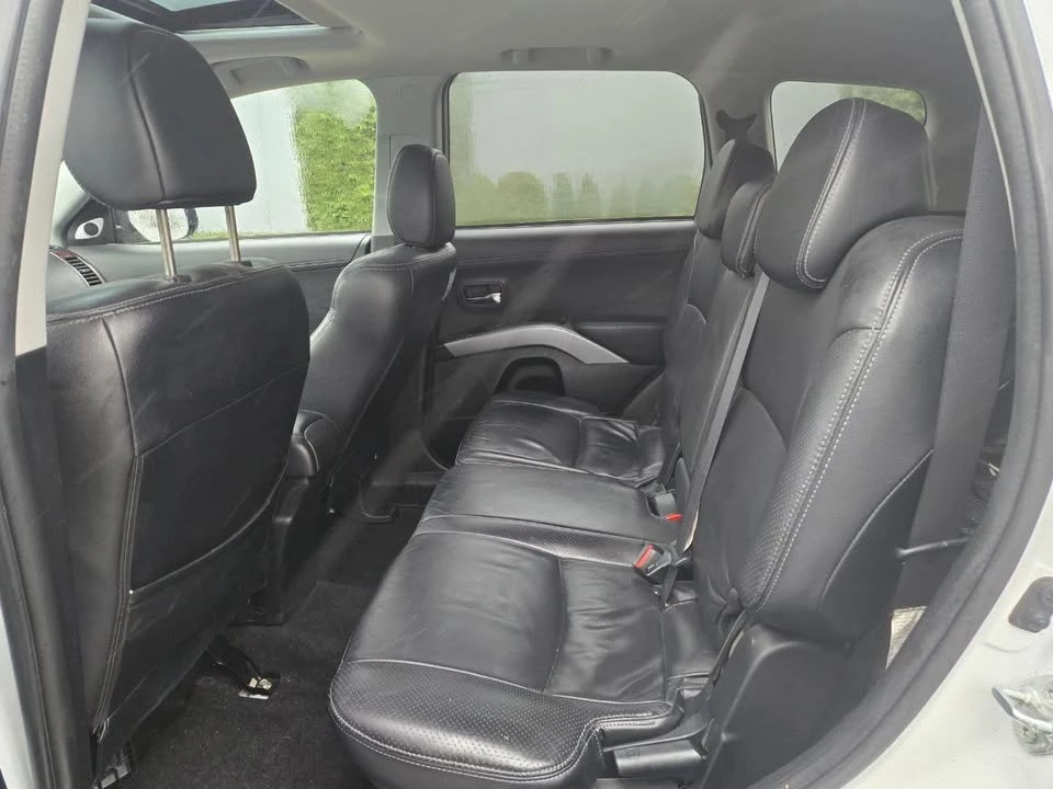 2010 Mitsubishi Outlander - Image 10 of 15