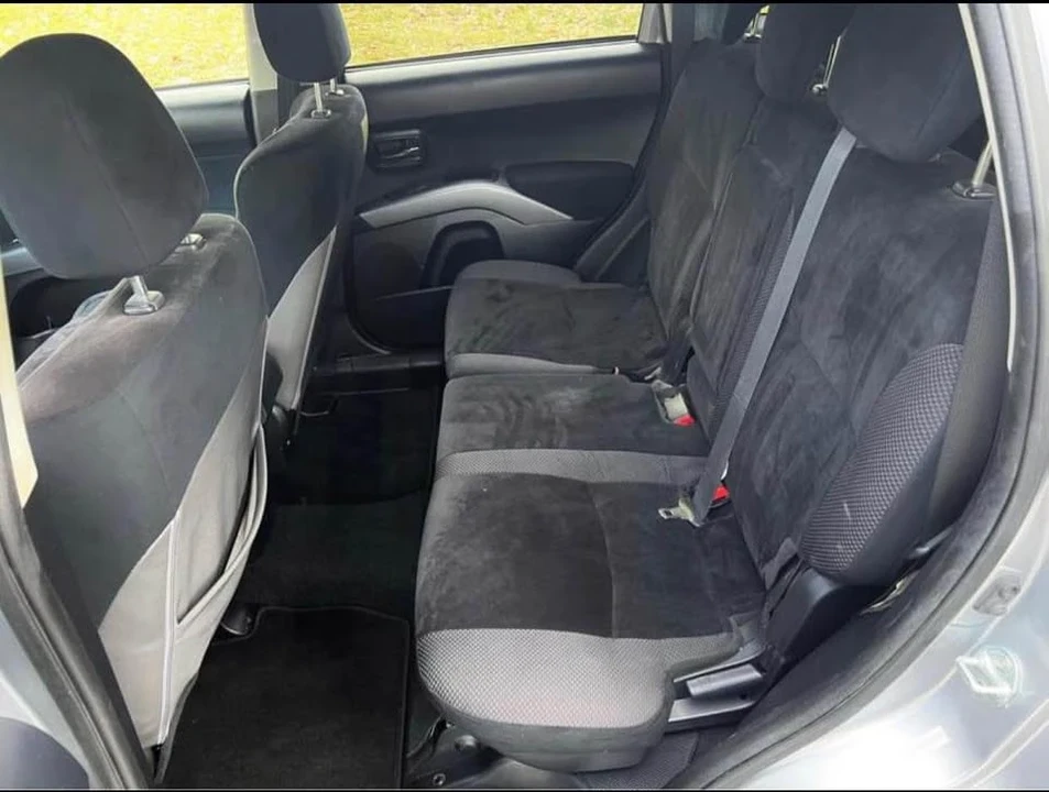 2010 Mitsubishi Outlander - Image 10 of 13
