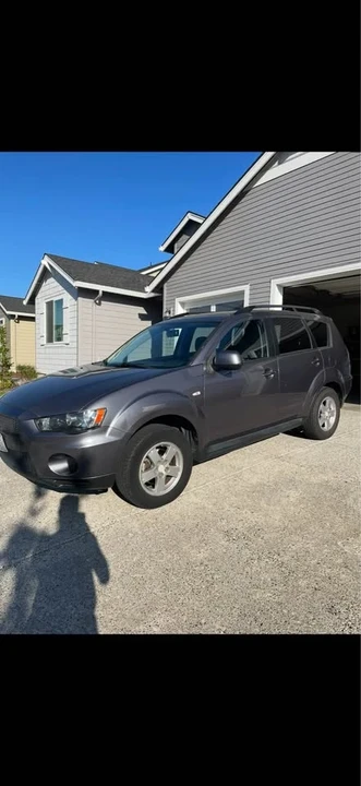 2010 Mitsubishi Outlander - Image 2 of 13