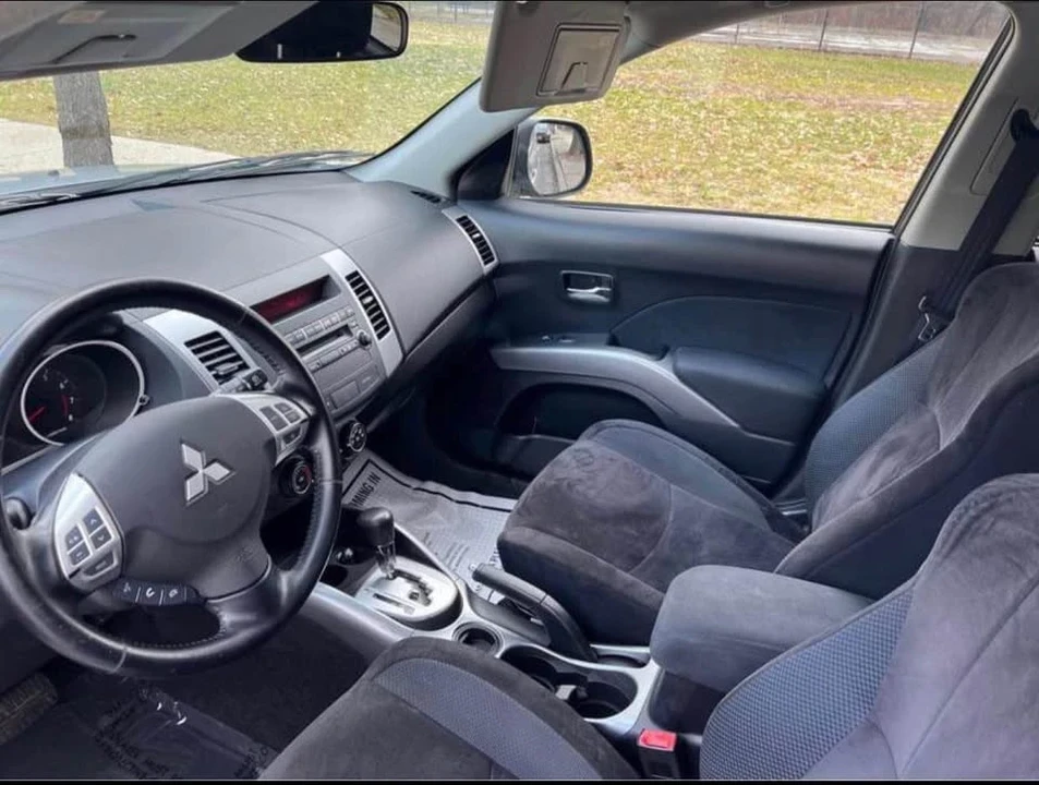 2010 Mitsubishi Outlander - Image 13 of 13