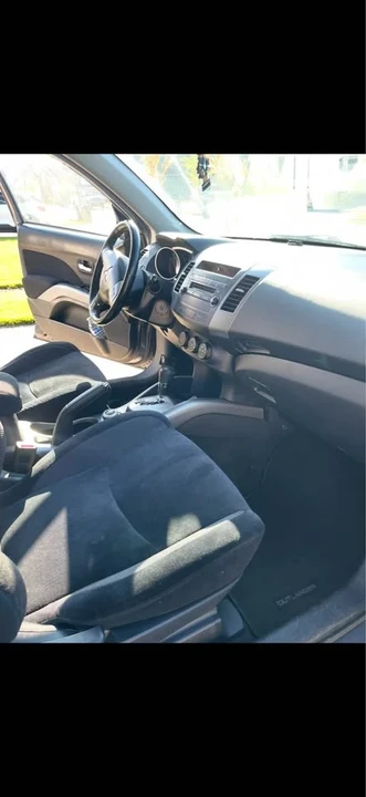 2010 Mitsubishi Outlander - Image 11 of 13