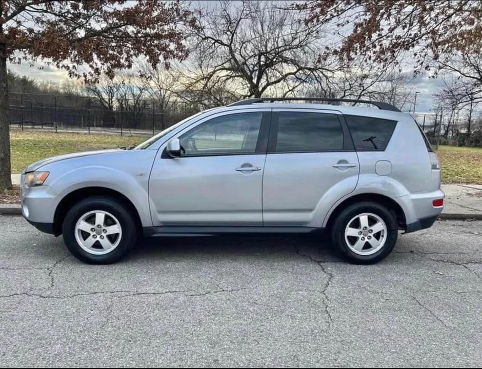 2010 Mitsubishi Outlander - Image 2 of 13