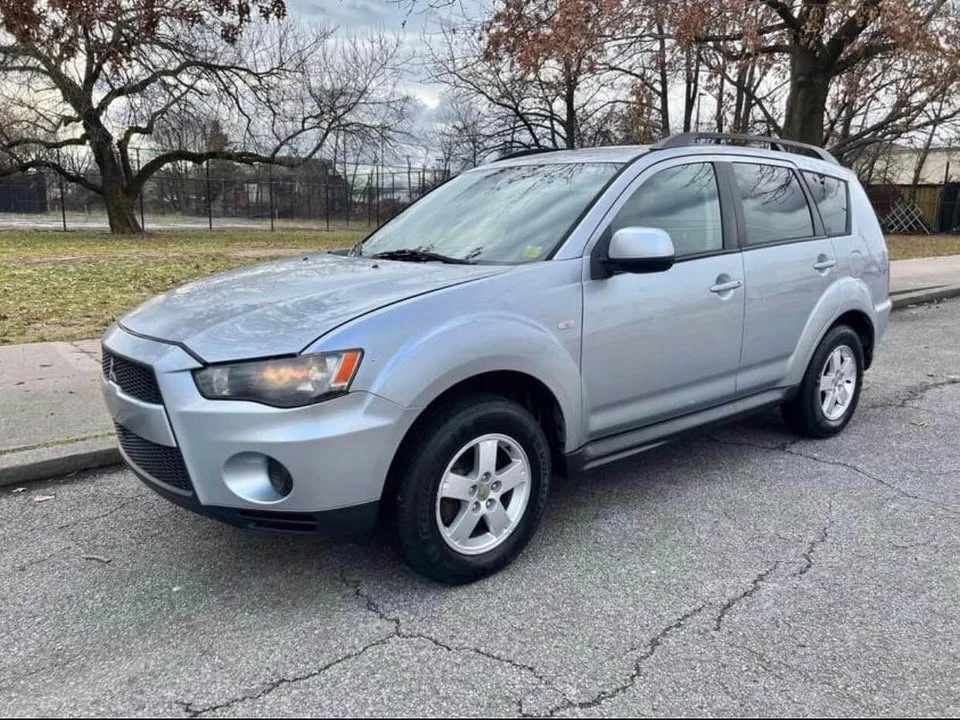 2010 Mitsubishi Outlander - Image 3 of 13
