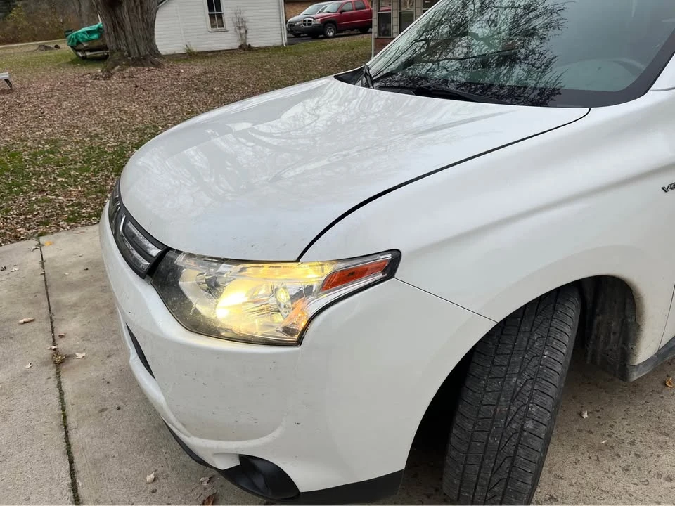 2010 Mitsubishi Outlander - Image 4 of 5