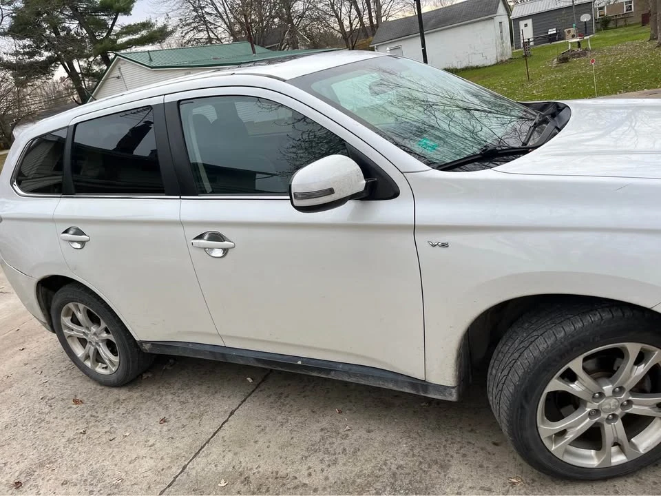 2010 Mitsubishi Outlander - Image 2 of 5