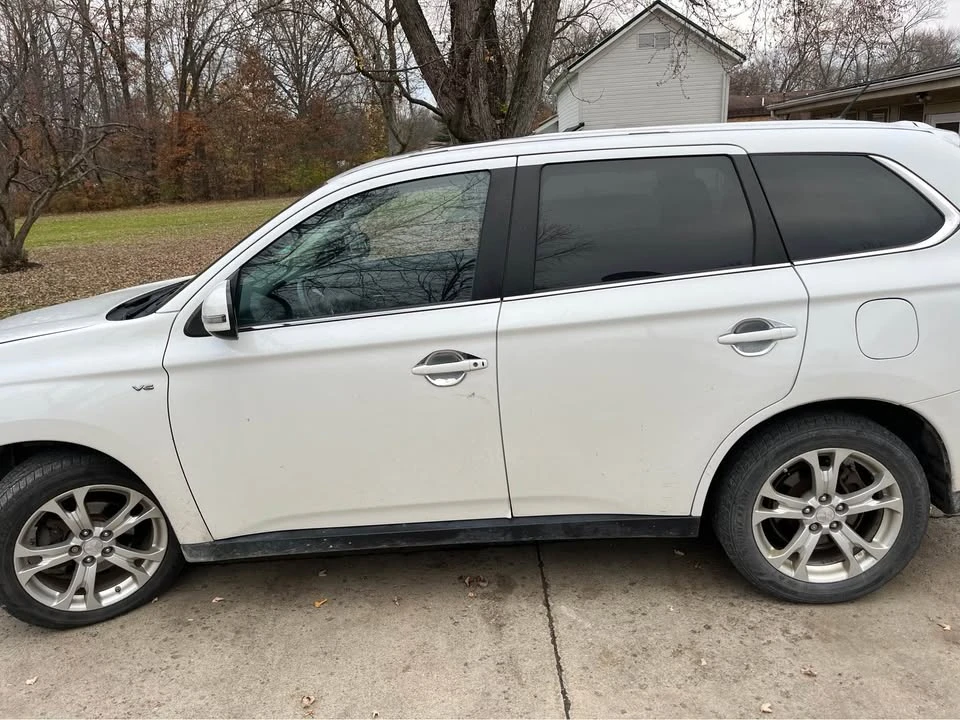 2010 Mitsubishi Outlander - Image 3 of 5