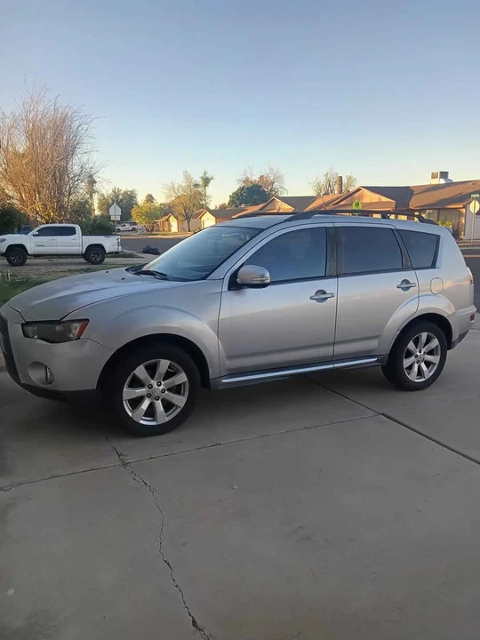 2010 Mitsubishi Outlander - Image 2 of 7
