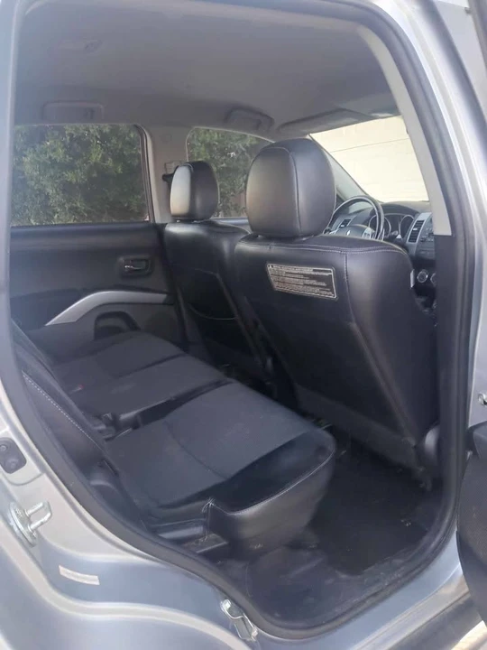 2010 Mitsubishi Outlander - Image 6 of 7