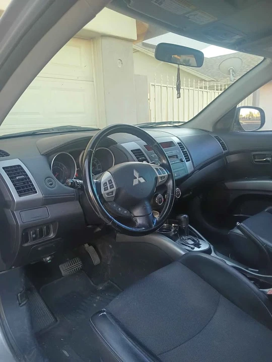 2010 Mitsubishi Outlander - Image 3 of 7
