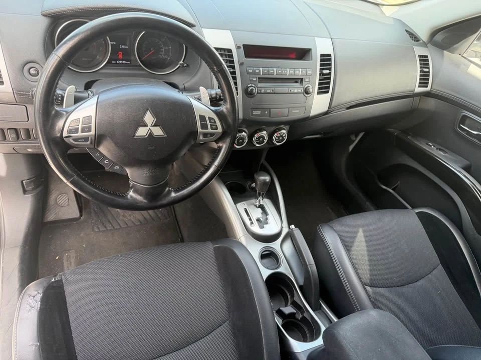 2010 Mitsubishi Outlander - Image 14 of 16