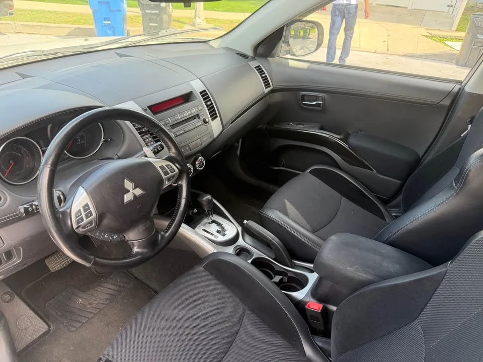 2010 Mitsubishi Outlander - Image 13 of 16