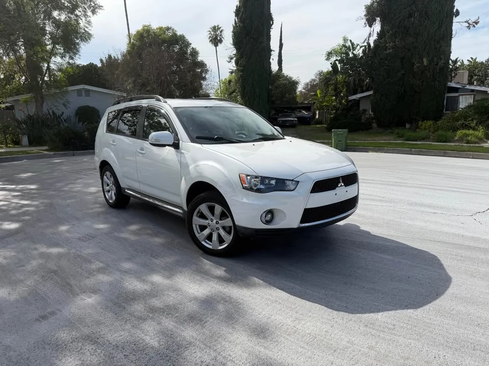 2010 Mitsubishi Outlander - Image 8 of 16