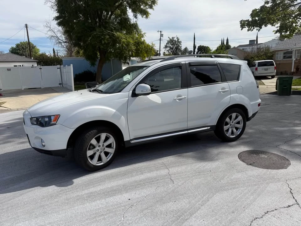 2010 Mitsubishi Outlander - Image 3 of 16