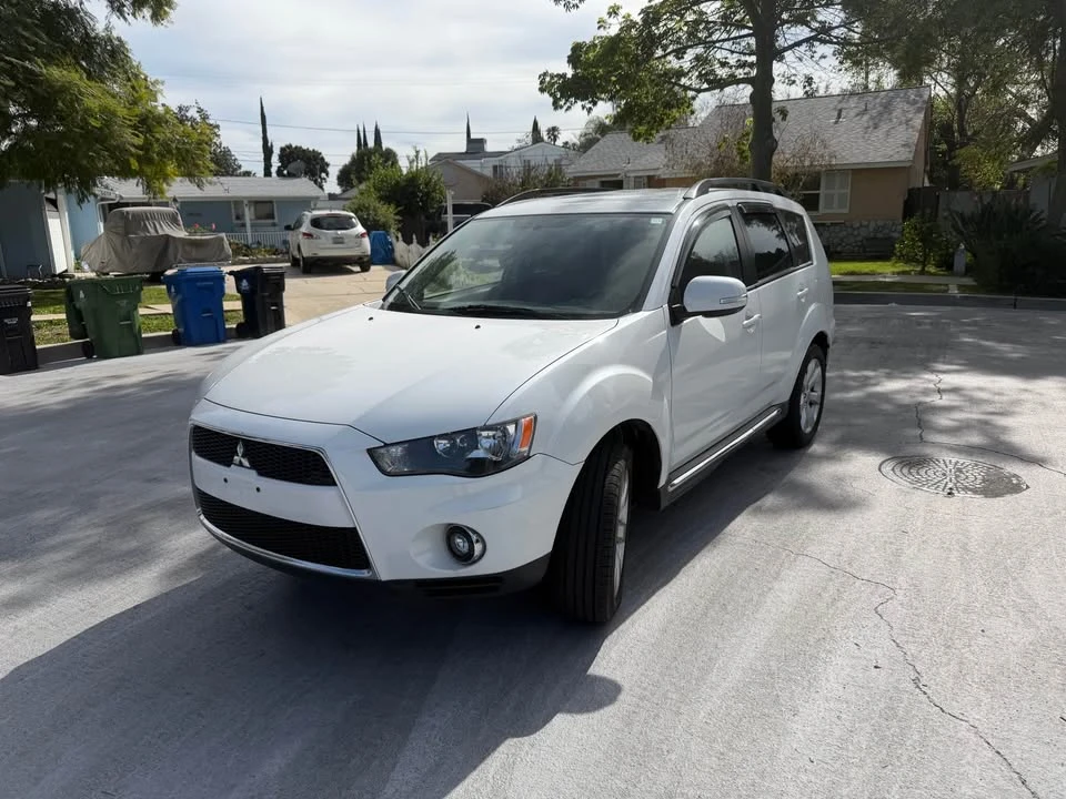 2010 Mitsubishi Outlander - Image 2 of 16