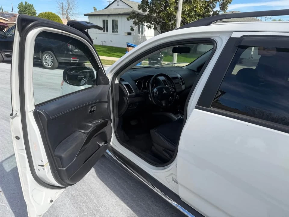 2010 Mitsubishi Outlander - Image 12 of 16