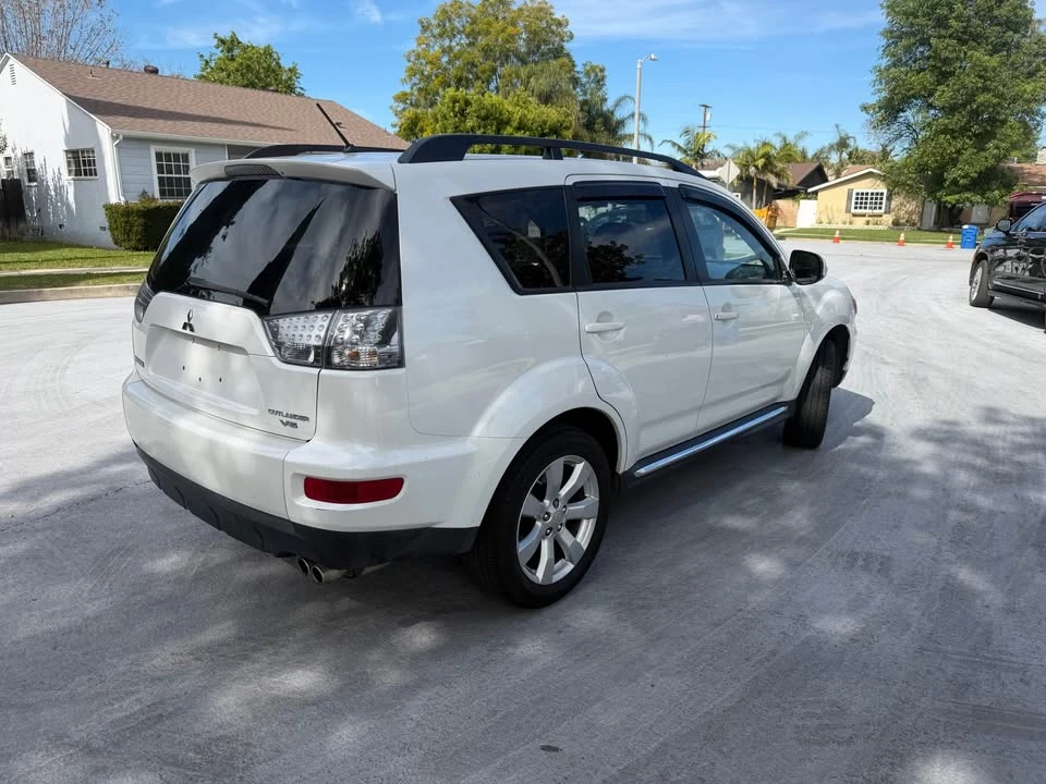 2010 Mitsubishi Outlander - Image 6 of 16