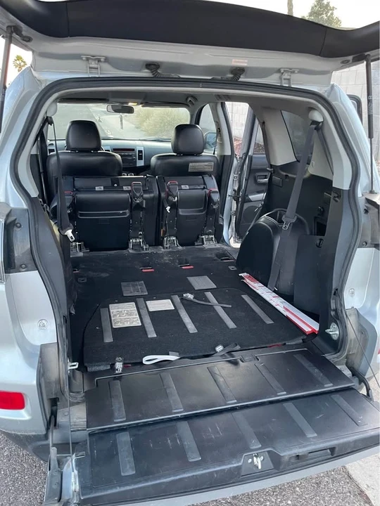 2010 Mitsubishi Outlander - Image 10 of 11