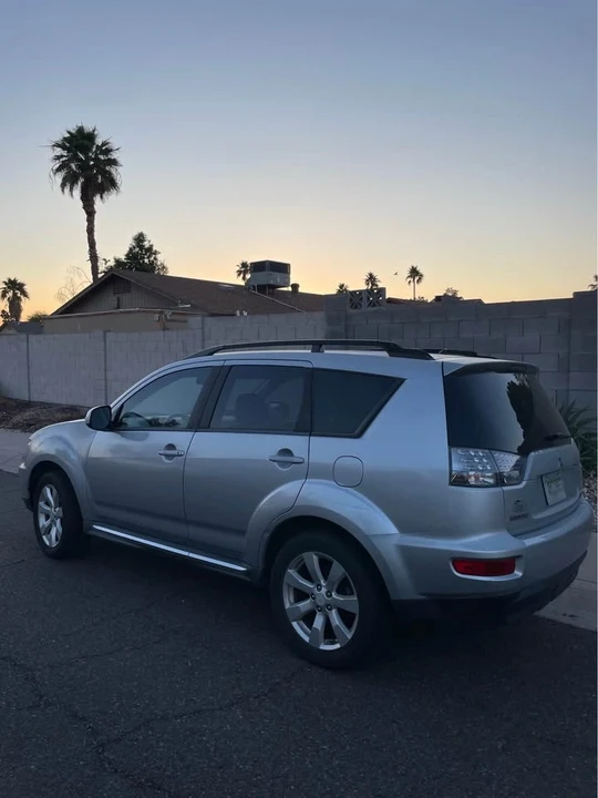 2010 Mitsubishi Outlander - Image 2 of 11