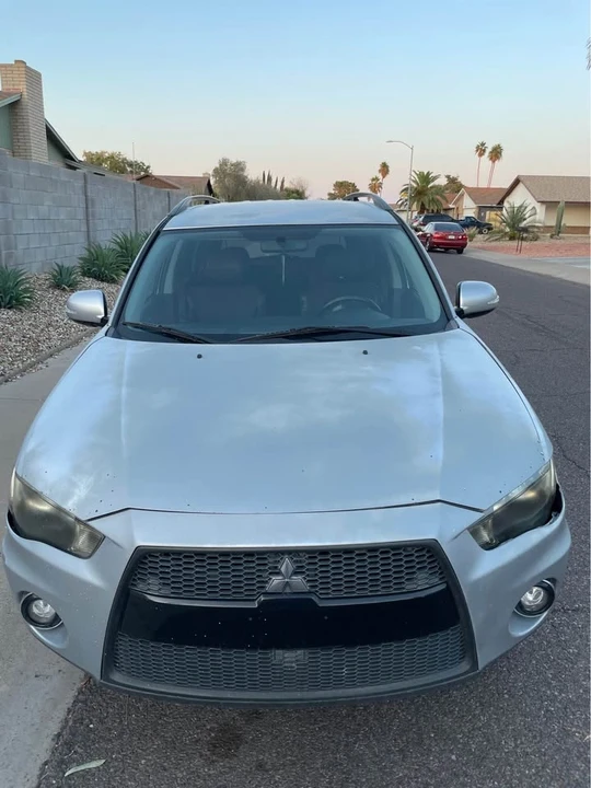 2010 Mitsubishi Outlander - Image 3 of 11