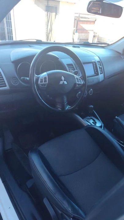 2010 Mitsubishi Outlander - Image 3 of 5