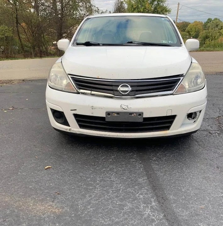 2010 Nissan Versa - Image 2 of 8