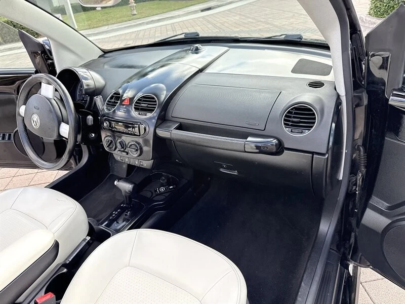 2010 Volkswagen New Beetle - Image 16 of 21