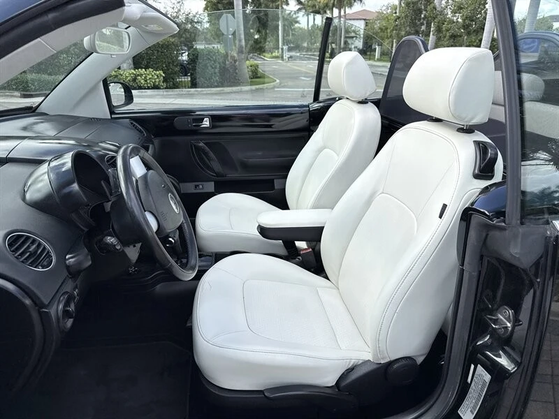 2010 Volkswagen New Beetle - Image 14 of 21