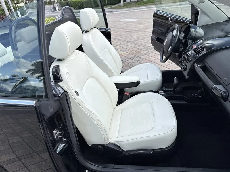 2010 Volkswagen New Beetle - Image 15 of 21