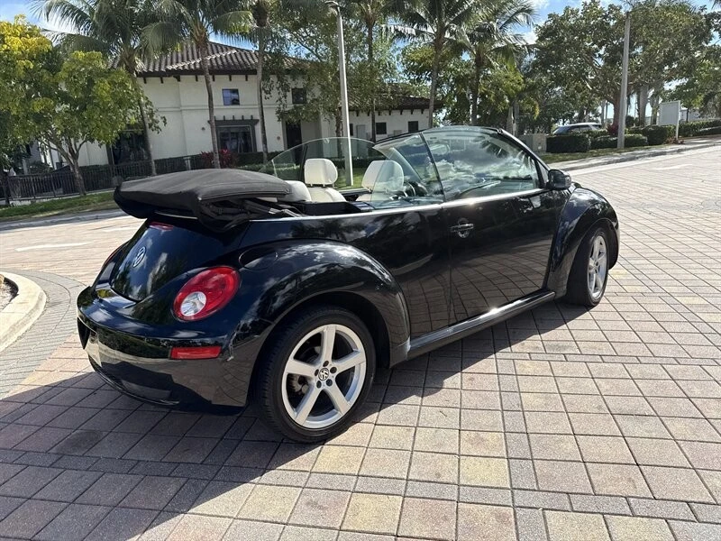 2010 Volkswagen New Beetle - Image 8 of 21