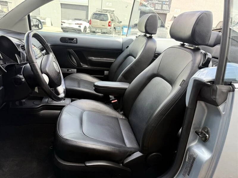 2010 Volkswagen New Beetle - Image 19 of 21