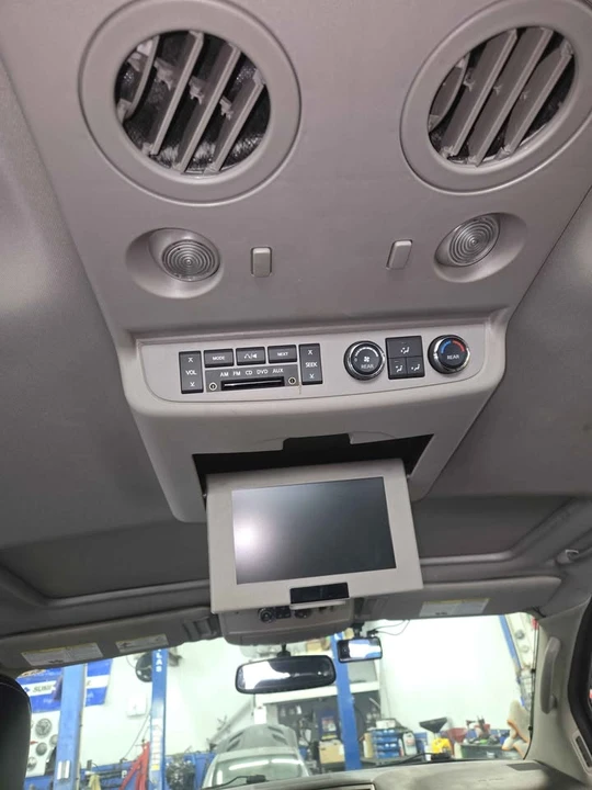 2010 Nissan Armada - Image 18 of 21