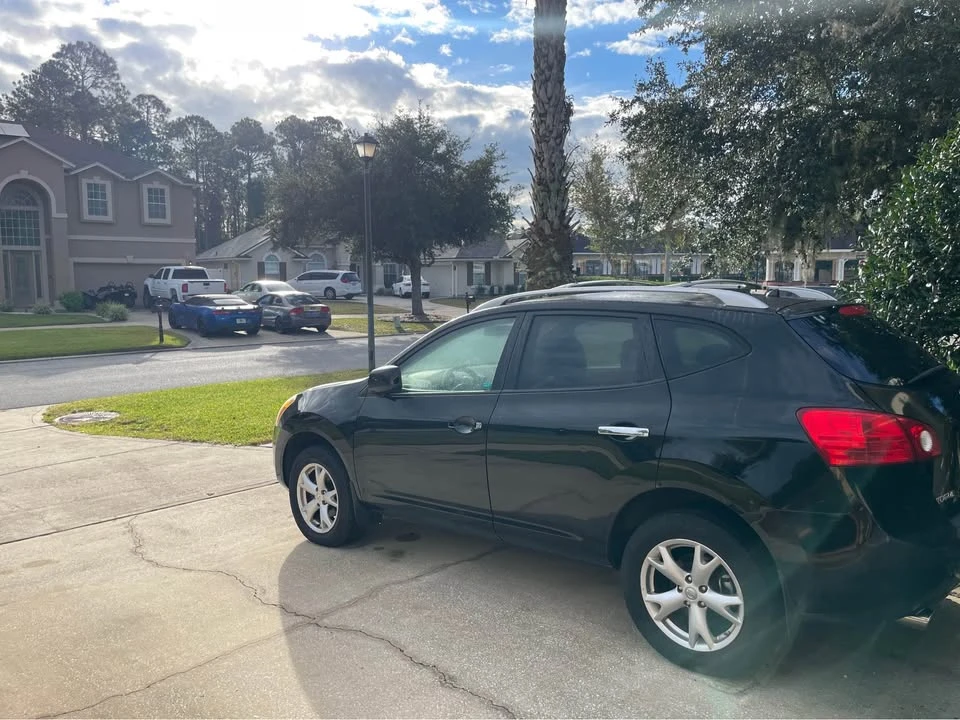 2010 Nissan Rogue - Image 2 of 2
