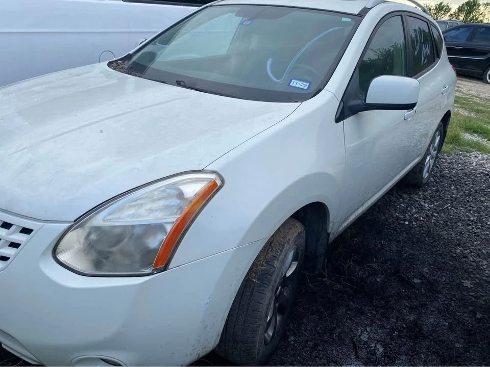 2010 Nissan Rogue - Image 2 of 4