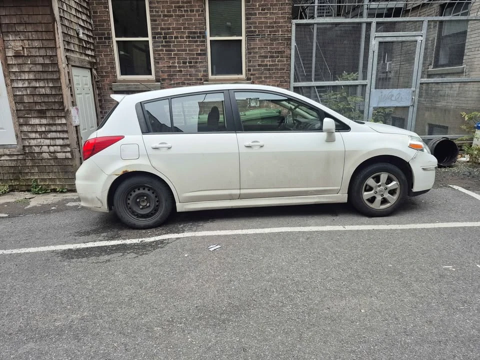 2010 Nissan Versa - Image 2 of 2