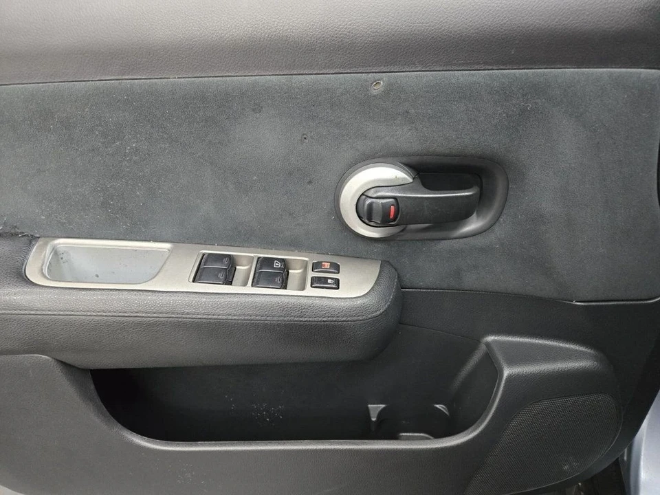 2010 Nissan Versa - Image 12 of 17
