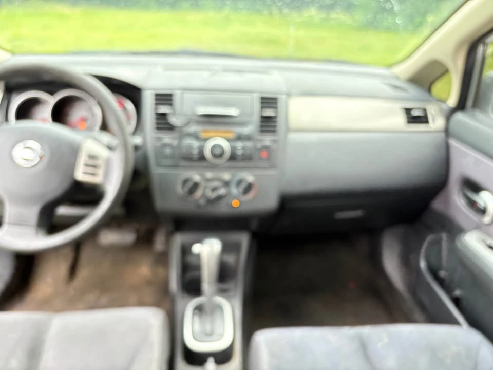 2010 Nissan Versa - Image 6 of 7